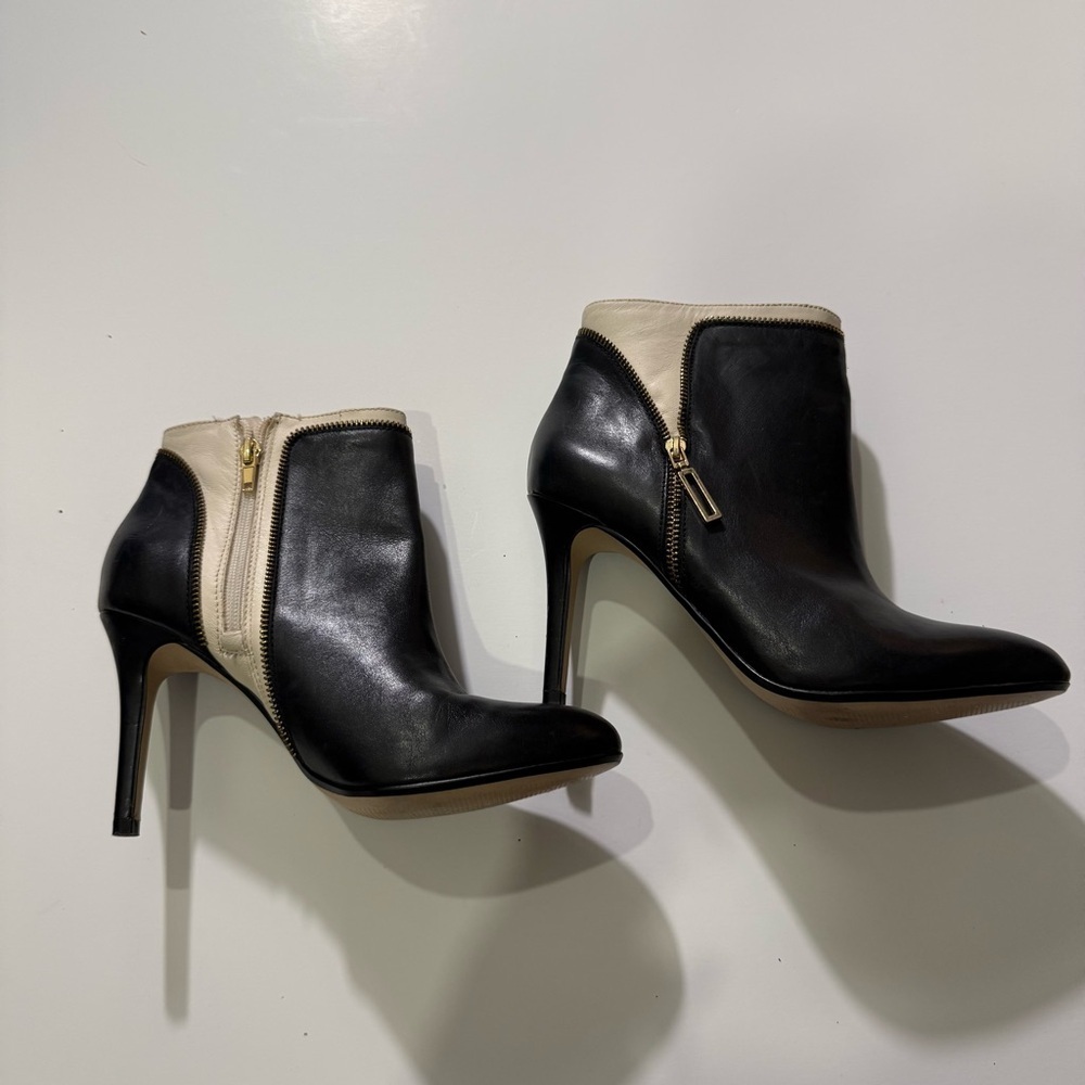 Banana Republic Kamile Leather Ankle Booties in a Black and Cream Size 8 - Picture 11 of 11
